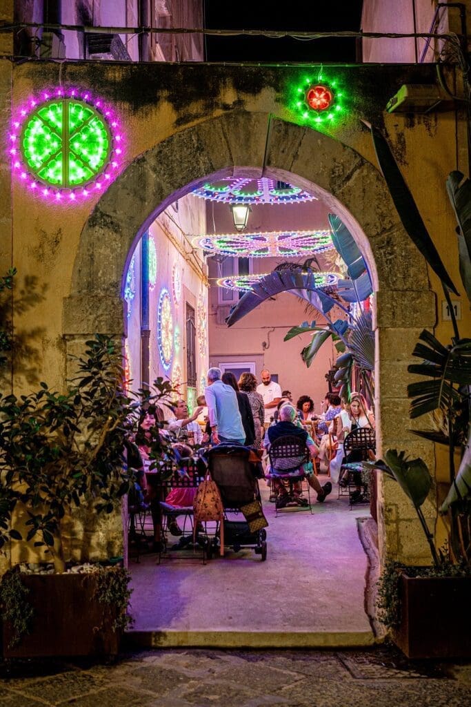 Exterior of Le Vin de L’Assassin Bistrot — where to eat in Ortigia for French-Sicilian flair